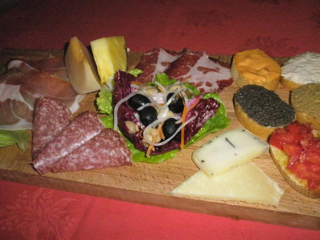 Albergo Ristorante Montecucco Da Tobia Sigillo ภายนอก รูปภาพ